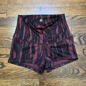 Lululemon Boogie Short Size 4 Painted Animal Bordeaux Drama Black